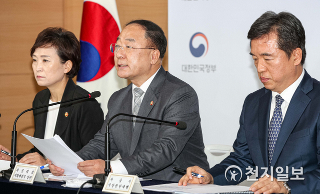 홍남기 경제부총리 겸 기획재정부 장관(가운데) 모습 ⓒ천지일보 DB