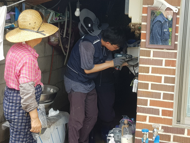 한국전기안전공사 직원이 침수가옥의 전기시설을 점검하고 있다. (제공: 한국전기안전공사) ⓒ천지일보 2020.8.12