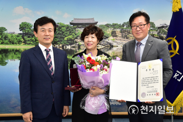 [천지일보 진주=최혜인 기자] 12일 오후 국방부의 ‘6.25전쟁 무공훈장 찾아주기’ 사업으로 고(故) 이성옥 상병을 대신해 그의 아들 이종술(68)씨가 조규일 진주시장으로부터 화랑무공훈장을 전달받고 있다.이날 조규일 시장은 “6.25전쟁 70주년이 되는 올해에 이제라도 훈장을 전해드려 다행으로 생각한다”며 “나라를 지키기 위해 헌신하신 분들에게 예우를 다하고 앞으로도 국가유공자들의 영예와 자긍심을 고취할 수 있도록 최선을 다하겠다”고 말했다. (제공: 진주시) ⓒ천지일보 2020.8.12