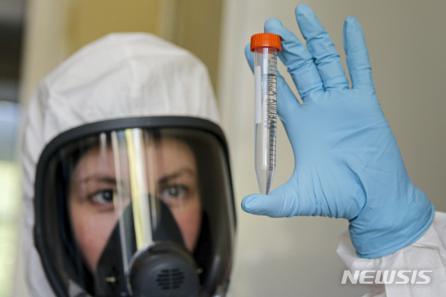 러시아는 11일(현지시간) 세계 최초로 신종 코로나바이러스 감염증(코로나19) 백신 '스푸트니크V'를 개발했다고 발표했다. 사진은 백신을 개발한 러시아 보건부 산하 가말레야 연구소의 연구원이 백신을 들어보이는 모습. (출처: 뉴시스)