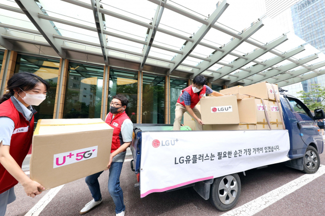 LG유플러스 직원이 구호물품 키트 약 300개를 집중호우로 인한 피해 지역에 전달하기 위해 운송 트럭에 싣고 있는 모습. (제공: LG유플러스)