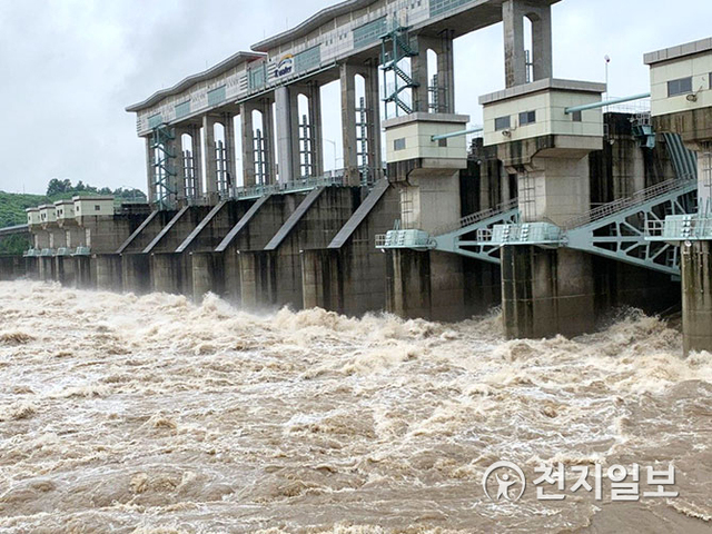 경기도와 강원 북부 지역에 폭우가 내리고 있는 가운데 10일 연천 군남댐이 집중호우로 인해 수위가 계속해서 올라가고 있다. ⓒ천지일보 2020.8.10