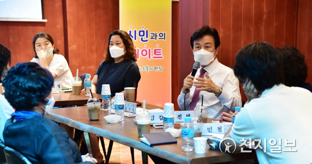 조규일 진주시장이 13일 오후 3시 중앙시장 내 청춘다락에서 경남도·진주시 공예품대전 수상 공예인들과 함께 ‘시민과의 데이트’ 행사를 열고 있다. (제공: 진주시) ⓒ천지일보 2020.8.13