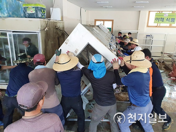 남부발전과 협력사 직원들이 침수 피해를 입은 상가에서 봉사활동을 펼치고 있다. (제공: 한국남부발전) ⓒ천지일보 2020.8.13