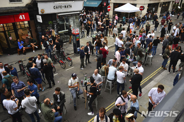 3월 23일 이후 문을 닫았던 바와 펍 등 술집이 100일만인 7월 4일 처음으로 문을 열게 된 잉글랜드의 런던 유흥가 소호에서 사람들이 저녁이 되기 전부터 차없는 거리에서 술잔을 주고받으며 흥겨워하고 있다. 영국은 이 100일 동안 코로나 19 사망자가 200명에서 4만 4000명으로 늘어났다. 2020. 7. 5. (출처: 뉴시스)