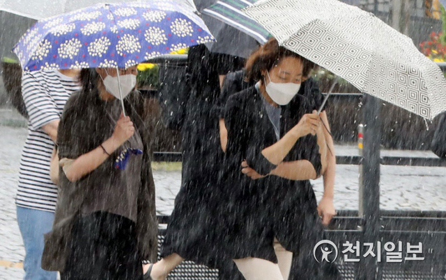 [천지일보=남승우 기자] 비가 내린 29일 오후 서울역 앞에서 시민들이 우산을 쓴 채 횡단보도를 건너고 있다. ⓒ천지일보 2020.7.29