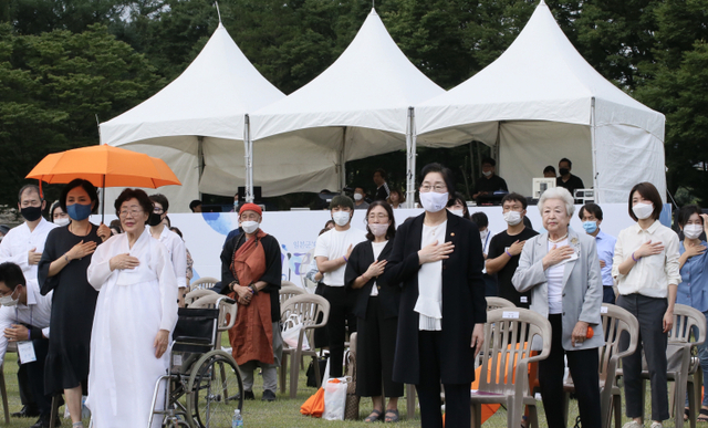 이정옥 여성가족부 장관이 14일 오전 충남 천안 국립 망향의 동산에서 열린 ‘일본군 위안부 피해자 기림의 날’ 기념식에서 국민의례를 하고 있다. (제공: 여성가족부)