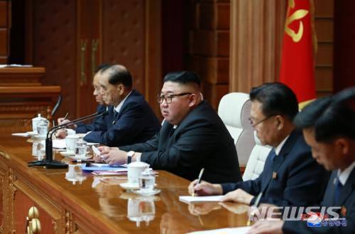 김정은 북한 국무위원장이 13일 열린 노동당 정치국회의를 주재하고 있다. (출처=노동신문) (출처: 뉴시스)