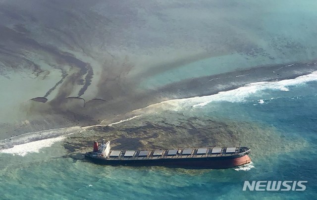 에릭 빌라르스가 촬영해 제공한 사진에서 지난 7일 모리셔스 동남쪽 해안 산호초에 좌초된 일본 벌크선 MV 와카시오호에서 기름이 새나오는 모습이 보이고 있다. MV 와카시오호의 선체에 큰 균열이 나타나 