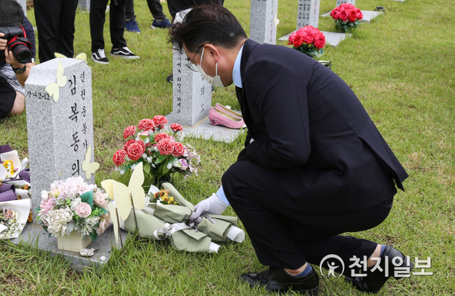 [천지일보 천안=박주환 기자] 충남 천안시의회 황천순 의장이 14일 국립 망향의동산에서 열린 ‘일본군 위안부 피해자 기림의 날’ 행사에 참석해 고(故) 김복동 할머니 묘역에 헌화하고 있다. ⓒ천지일보 2020.8.14