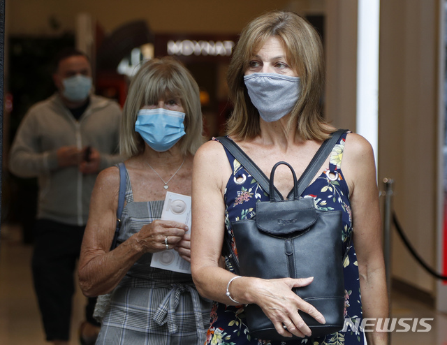 영국 런던에서 쇼핑객들이 신종 코로나바이러스 감염증(코로나19)을 막으려고 마스크를 쓴 채 걷고 있다(출처: 뉴시스)