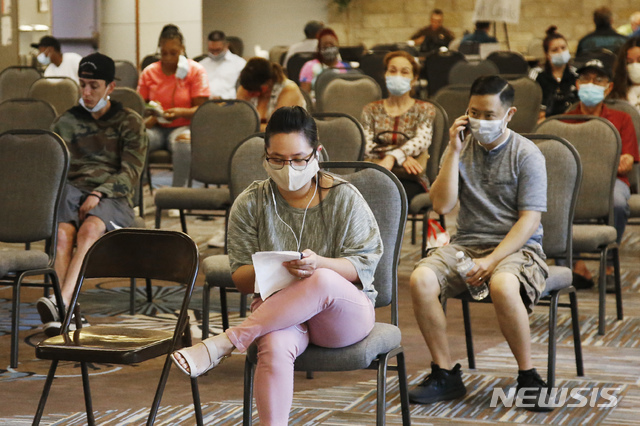 미 호클라호마주 시민 중 일자리를 잃은 실직자들이 7월 9일 주간 실업수당 신규신청에 관한 주 당국의 설명회에 참석하고 있다. (출처: AP/뉴시스)