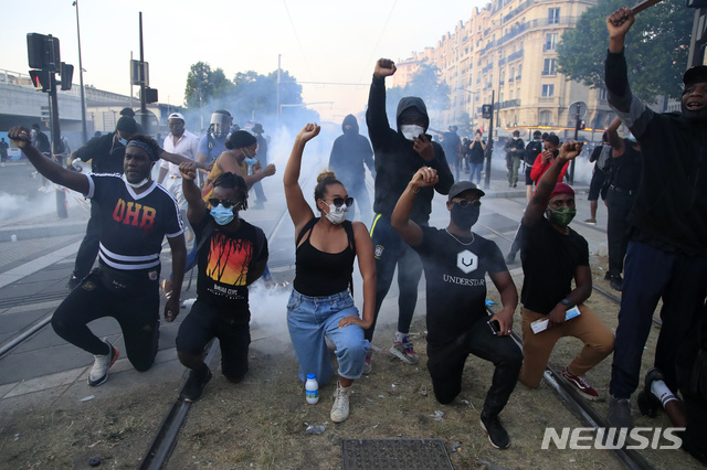미국 백인 경찰에 의해 숨진 흑인 남성 '조지 플로이드' 사건의 분노가 전 세계로 퍼지는 가운데 지난달 2일(현지시간) 프랑스 파리에서도 시위가 열려 시위자들이 무릎을 꿇고 구호를 외치고 있다. (출처: 뉴시스)