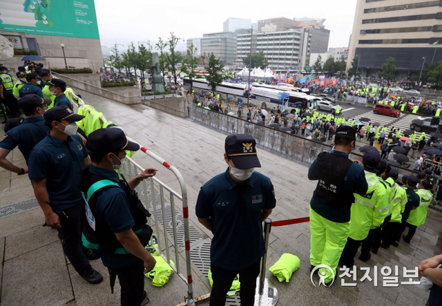 [천지일보=남승우 기자] 광복절인 15일 오전 진보 및 보수단체의 대규모 집회가 예정된 서울 광화문광장 일대가 통제되고 있다. ⓒ천지일보 2020.8.15