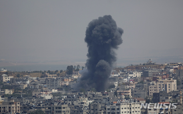 가자 하마스 조직의 로켓 공격에 이스라엘 전투기들이 2019년 5월 5일 가자 내 군사 관련 타깃 200여 곳을 공습에 나서 폭발물 투하로 연기가 솟아오르고 있다. (출처: 뉴시스)