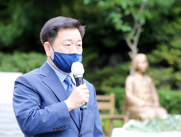 박승원 광명시장이 지난 14일 광명동굴 평화의 소녀상 앞에서 ‘일본군 위안부 피해자 기림의 날 기념식’ 행사에서 인사말을 하고 있다. (제공: 광명시청) ⓒ천지일보