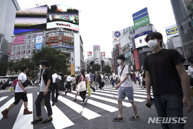[도쿄=AP/뉴시스]13일(현지시간) 일본 도쿄 시부야에서 코로나19 확산 예방을 위해 마스크를 쓴 사람들이 건널목을 걷고 있다. 일본 도쿄도는 이날 206명의 코로나19 신규 확진자가 확인돼 이틀 연속 200명을 넘었다.