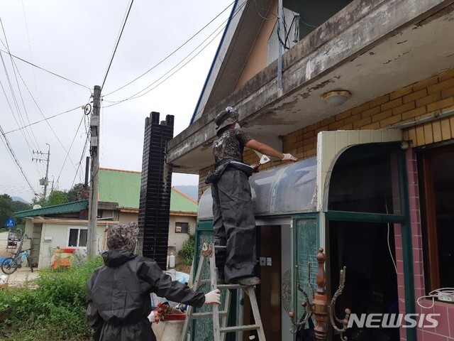 육군 제3보병사단(백골부대) 장병들이 17일 집중호우로 침수 피해를 입은 강원도 철원군 김화읍 생창리 마을에서 도색을 하기 위한 사전 작업을 하고 있다. (출처: 뉴시스)