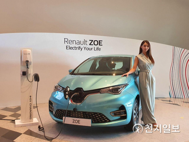 르노삼성자동차가 18일 서울 중구 동대문디자인플라자(DDP)에서 유럽 전기차 누적 판매 1위를 기록한 ‘르노 조에(Renault ZOE)’를 선보인 가운데 모델이 르노 조에와 기념촬영을 하고 있다. ⓒ천지일보 2020.8.18