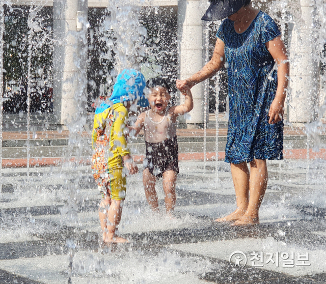 [천지일보 진주=최혜인 기자] 전국에 폭염특보가 내려진 18일 오후 경남 진주시청 앞 바닥분수에서 어린이들이 물놀이하며 더위를 식히고 있다. ⓒ천지일보 2020.8.18