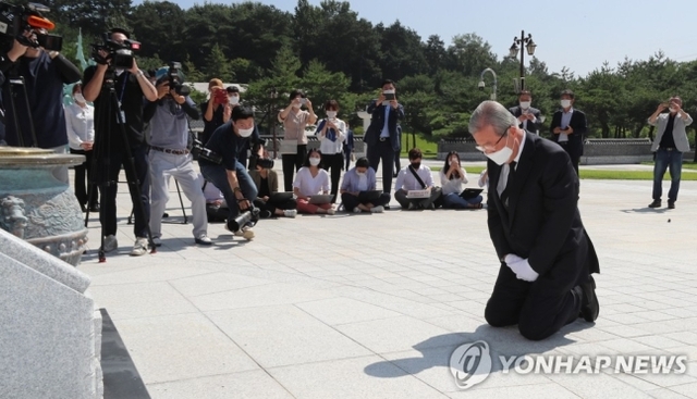 미래통합당 김종인 비상대책위원장이 19일 오전 광주 북구 국립 5·18 민주묘지를 당 관계자들과 함께 참배하고 있다. (출처:연합뉴스)