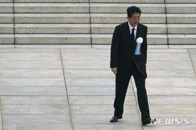 아베 신조 일본 총리가 17일 도쿄 게이오 대학 병원에 갔다고 현지 언론이 보도한 가운데 총리실 측은 아베 총리가 여름 휴가를 이용해 통상적인 검진을 받은 것이라고 밝혔다(출처: 뉴시스)