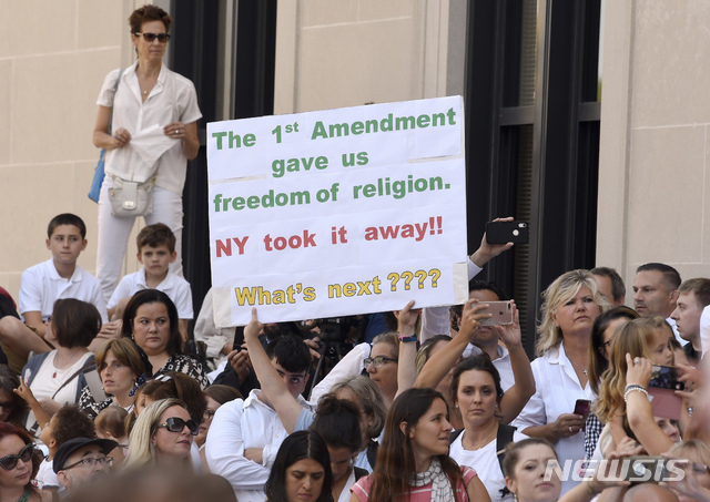 작년 8월 14일 미국 뉴욕주 앨버니 카운티 법원 앞에서 학부모들이 종교적 사유로 어린이의 백신접종 면제 조항을 폐지한 뉴욕주에 항의하고 있다. (출처: 뉴시스)