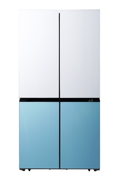 롯데하이마트 대치점에서 모델들이 PB 하이메이드 파스텔 4도어 냉장고를 선보이고 있다. (제공: 롯데하이마트)