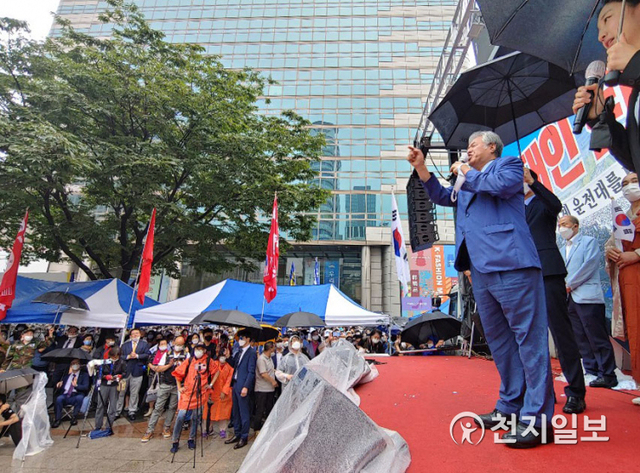 [천지일보=남승우 기자] 한국기독교총연합회(한기총) 전 대표회장 전광훈 목사가 15일 오후 서울 종로구 동화면세점 앞에서 열린 ‘8.15 문재인 퇴진 국민대회’에서 발언하고 있다.ⓒ천지일보 2020.8.15