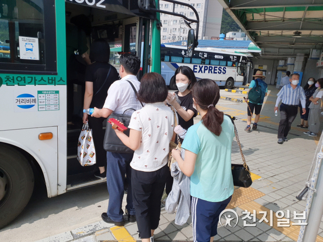 용인시 관계자가 버스 이용객을 대상으로 열을 재고 있다. (제공: 용인시) ⓒ천지일보 2020.8.21