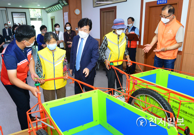 지난 20일 상대동자원봉사캠프에서 조규일 진주시장(왼쪽 세번째)을 비롯한 진주시자원봉사센터와 진주‧경남자원봉사센터 관계자들이 참석한 가운데 폐지를 모으는 노인들을 위한 ‘사랑의 리어카’ 전달식이 열리고 있다. (제공: 진주시) ⓒ천지일보 2020.8.21