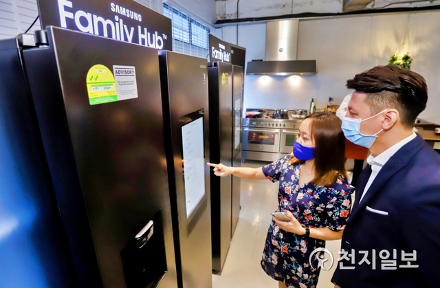 삼성전자가 지난 18~19일 싱가포르에서 ‘패밀리허브’ 냉장고 신제품을 출시하고 현지 주요 미디어를 초청해 제품 체험 행사를 가졌다고 21일 밝혔다. (제공: 삼성전자) ⓒ천지일보 2020.8.21