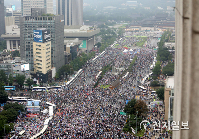 [천지일보=남승우 기자] 광복절인 15일 오후 서울 종로구 광화문광장 일대에서 자유연대 등 보수단체가 대규모 집회를 열고 있다. ⓒ천지일보 2020.8.15