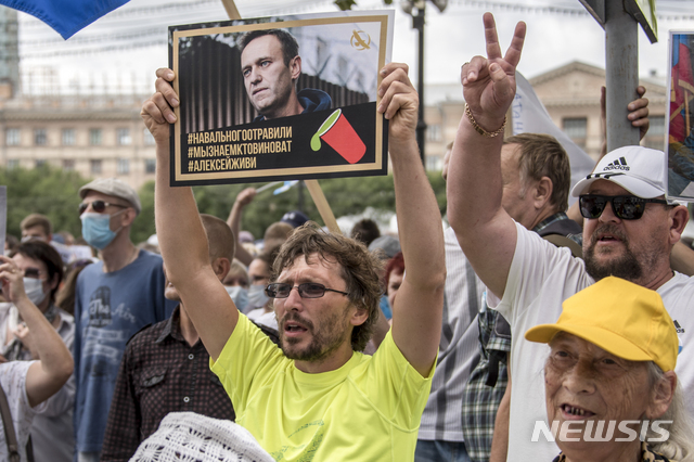 22일(현지시간) 러시아 하바롭스크에서 알렉세이 나발니 사건에 항의하는 시위가 열린 가운데 한 남성이 “나발니는 독살 시도를 당했고, 우리는 누구를 비난해야하는지 알고 있다”며 나발니 사진을 들고 외치고 있다. 독살 의심 증세로 혼수상태에 빠진 러시아 반체제 인사 나발니는 독일 베를린에서 치료를 받고 있다.(출처: 뉴시스)