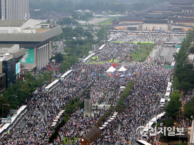 [천지일보=남승우 기자] 광복절인 15일 오후 서울 종로구 광화문광장 일대에서 자유연대 등 보수단체가 대규모 집회를 열고 있다. ⓒ천지일보 2020.8.15