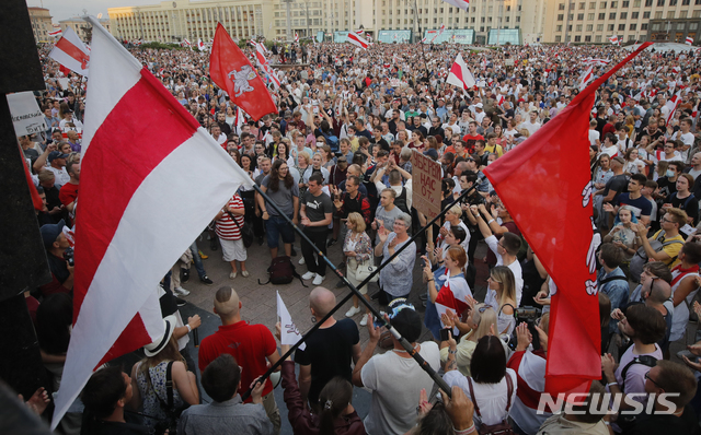 18일(현지시간) 벨라루스 야당 지지자들이 민스크에 있는 정부 청사 앞에서 시위하고 있다. (출처: 뉴시스)