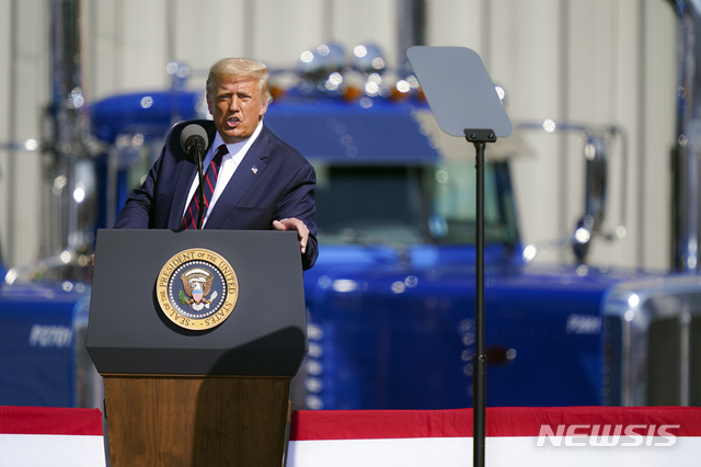 도널드 트럼프 미국 대통령이 20일(현지시간) 미 펜실베이니아 올드 포지에서 열린 선거 유세 중 연설하고 있다. (출처: 뉴시스)