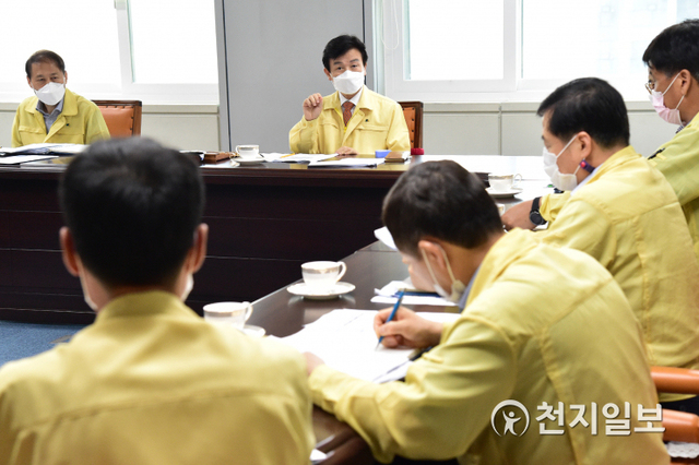 조규일 진주시장이 24일 오전 시청에서 간부회의를 주재하고 거리두기 2단계 격상조치에 따른 행정절차의 즉각적인 시행과 시민불편 최소화를 주문하고 있다. (제공: 진주시) ⓒ천지일보 2020.8.24