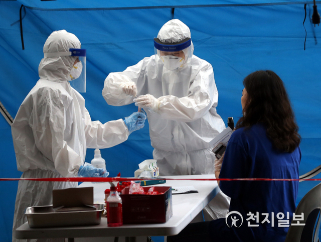 [천지일보=신창원 기자] 경기 부천 쿠팡 물류센터에서 신종 코로나바이러스 감염증(코로나19) 확진자가 무더기로 발생한 가운데 26일 오후 부천 종합운동장 주차장에 마련된 선별진료소에 한 근로자가 검사를 받고 있다. 방역당국은 물류센터 근로자 등 3626여 명을 대상으로 긴급 검체 검사를 진행하고 있다. ⓒ천지일보 2020.5.26