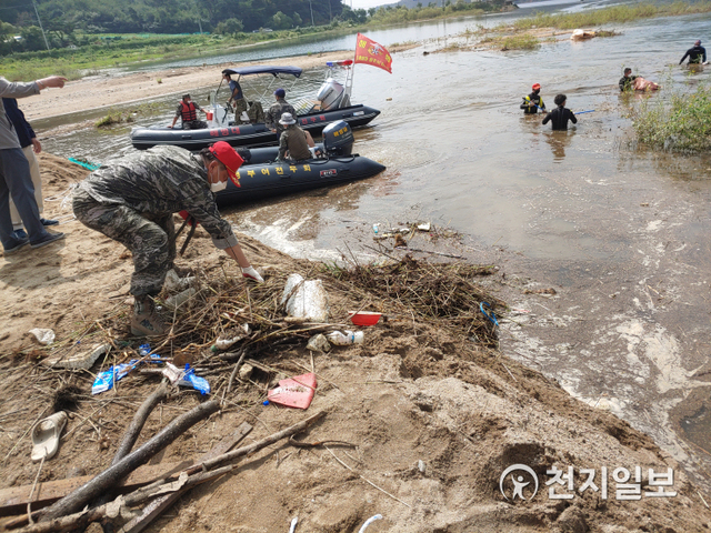 해병대전우회 충남연합회 회원들이 23일 용연저수지에서 쓰레기를 수거하고 있다. (제공: 천안시) ⓒ천지일보 2020.8.24