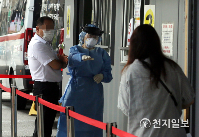 [천지일보=남승우 기자] 전광훈 목사가 담임으로 있는 사랑제일교회 관련 코로나19 확진자가 급증하고 있는 17일 오후 서울 성북구보건소에서 시민들이 검사를 받기 위해 기다리고 있다. ⓒ천지일보 2020.8.17