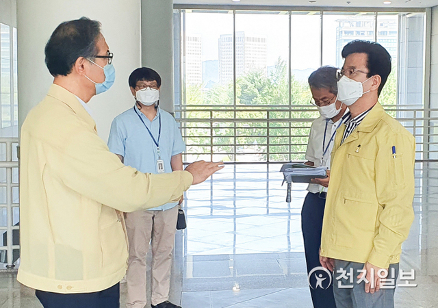 허태정 대전시장이 25일 시청사 방역점검을 하고 있다. (제공: 대전시) ⓒ천지일보 2020.8.25