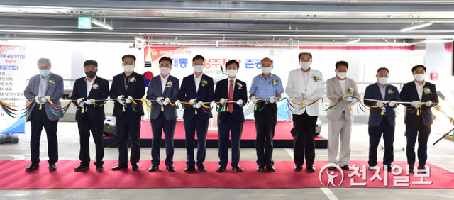 [천지일보 진주=최혜인 기자] 25일 오후 진주시 장대동에서 조규일 시장을 비롯한 이상영 시의회 의장과 시의원, 기관‧단체장들이 참석한 가운데 ‘공영주차타워 준공식’이 열리고 있다.이곳은 시외버스터미널·병원 등이 있는 밀집지역으로, 올해 총 12억원을 들여 기존 노외주차장에서 44면의 주차공간을 갖춘 2층 3단의 주차타워로 재구성됐다.이날 조규일 시장은 “오랫동안 만성적인 주차공간 부족과 교통사고 위험으로 불편을 겪은 시민들을 위해 공영주차타워를 건립하게 됐다”며 “앞으로도 시민들의 편의를 위해 ‘밀집지역 주차공간 확보사업’을 지속 추진하겠다”고 말했다.주차장은 내달 30일까지 시민들에게 무료 개방하며, 이후 10월부터는 유료로 정상 운영된다. 이 기간에도 저녁 8시 이후에는 무료 개방될 예정이다. ⓒ천지일보 2020.8.25