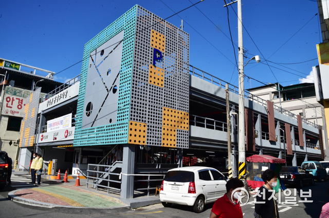 [천지일보 진주=최혜인 기자] 25일 오후 진주시 장대동에서 조규일 시장을 비롯한 이상영 시의회 의장과 시의원, 기관‧단체장들이 참석한 가운데 ‘공영주차타워 준공식’이 열리고 있다.이곳은 시외버스터미널·병원 등이 있는 밀집지역으로, 올해 총 12억원을 들여 기존 노외주차장에서 44면의 주차공간을 갖춘 2층 3단의 주차타워로 재구성됐다.이날 조규일 시장은 “오랫동안 만성적인 주차공간 부족과 교통사고 위험으로 불편을 겪은 시민들을 위해 공영주차타워를 건립하게 됐다”며 “앞으로도 시민들의 편의를 위해 ‘밀집지역 주차공간 확보사업’을 지속 추진하겠다”고 말했다.주차장은 내달 30일까지 시민들에게 무료 개방하며, 이후 10월부터는 유료로 정상 운영된다. 이 기간에도 저녁 8시 이후에는 무료 개방될 예정이다. ⓒ천지일보 2020.8.25