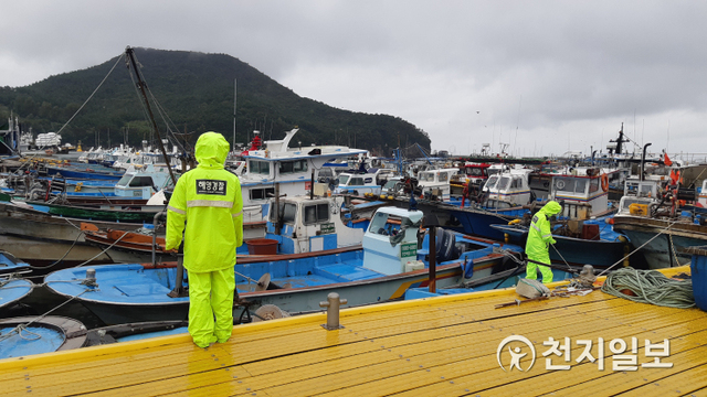 전북 부안해양경찰서가 제8호 태풍 ‘바비’ 북상에 따라 근무체제를 26일 오후 2시를 기준으로 태풍 대책본부 3단계로 격상하면서 어선들을 피항 조치하고 있다. (제공: 부안해안경찰서) ⓒ천지일보 2020.8.26