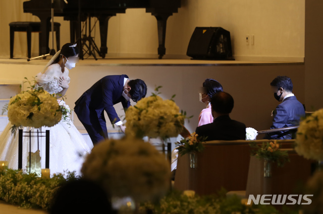 22일 서울의 한 예식장에서 신랑신부, 하객이 마스크를 쓰고 예식을 진행하고 있다. (출처: 뉴시스)