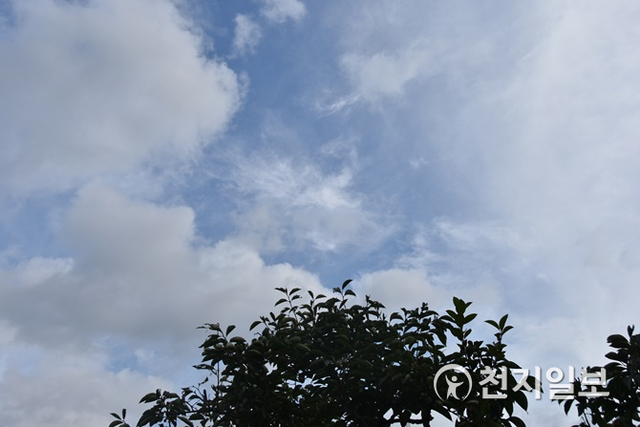 [천지일보 대전=김지현 기자] 27일 오전 8시 10분 현재 대전지역에 다시 파란 하늘과 흰구름이 보이고 있다. ⓒ천지일보 2020.8.27