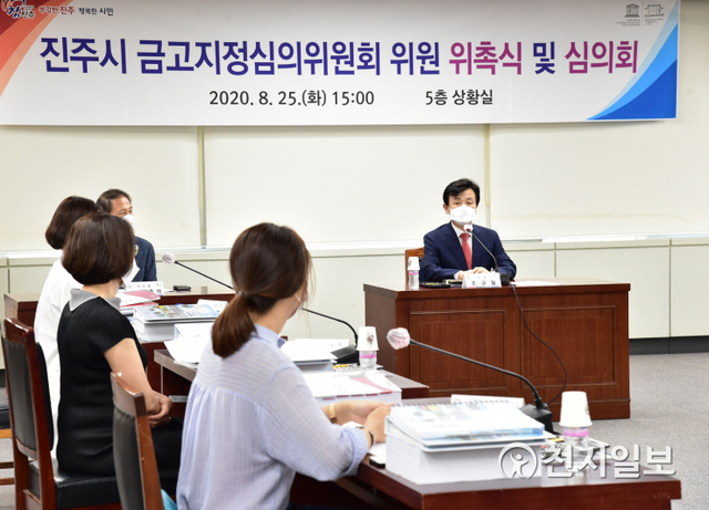 지난 25일 진주시청 5층 상황실에서 조규일 진주시장 주재로 3년간 진주시 예산을 운영할 금고를 지정하는 금고지정심의위원회가 열리고 있다. (제공: 진주시) ⓒ천지일보 2020.8.27