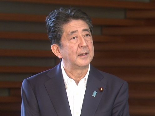 지난 24일 아베신조 일본 총리가 병원 방문 후 기자회견을 갖고 있다. 아베 총리는 건강 이상설에 대해 “지난 주 검사 결과를 듣고 추가 검사를 한 것”이라며 “컨디션 관리를 해서 열심히 일하겠다”고 밝혔다. (출처: 일본 총리실 홈페이지) 2020.8.27