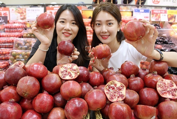 27일 롯데마트 서울역점에서 홍보 도우미들이 석류를 소개하고 있다. (제공: 롯데쇼핑)
